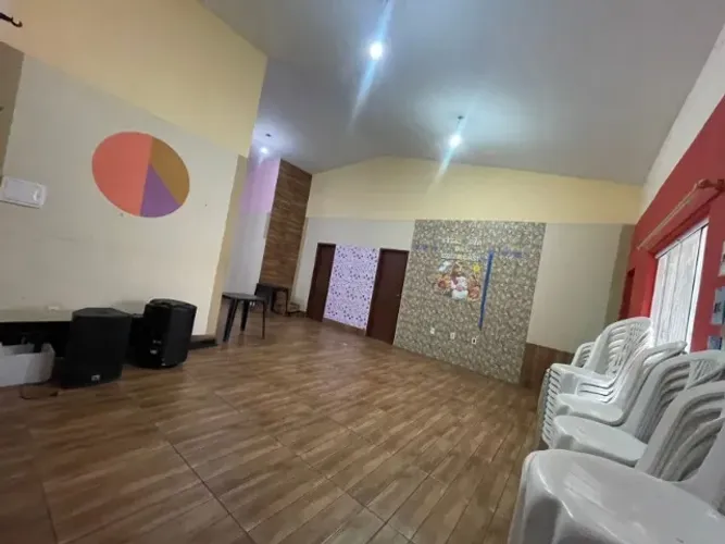 Casa na Cidade Operaria com 3 Quartos, garagem para 3 carros, Cozinha Americana e piscina.