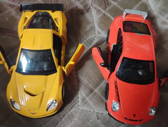 Lote duas miniaturas Porsche e Corvette escala 1/36