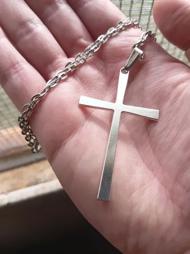 Crucifixo estilo Ozzy Osbourne. 70 cm e 4mm. Fecho de garra de lagosta. Aço INOX de ródio.