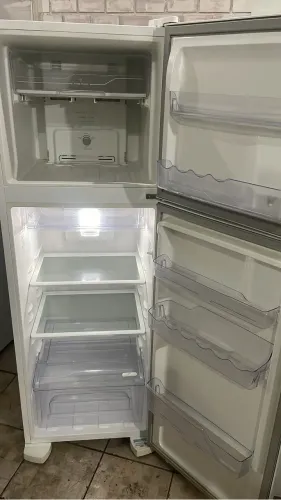 Vendo geladeira Electrolux frost fre 110 vts funcionando perfeitamente 