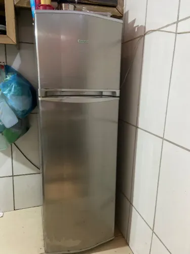 Vendo geladeira cônsul em ótimo estado funcionando perfeitamente motivo da venda comprei u