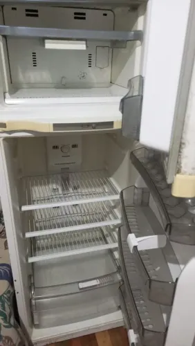 Vendo geladeira gela muito bem
