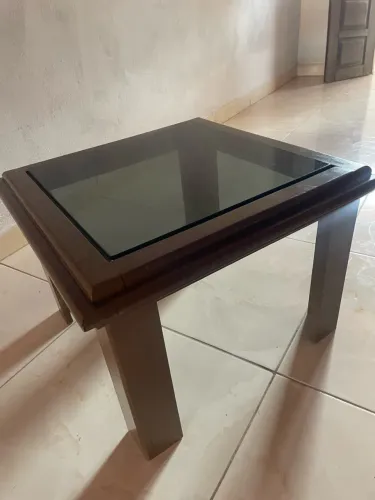 Mesa de centro de madeira com tampa de vidro