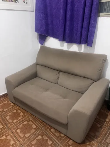Sofá com detalhe solucionável no braço no preço