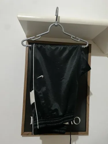 Calça de Agasalho / Esportiva Nike (Preta com listra)