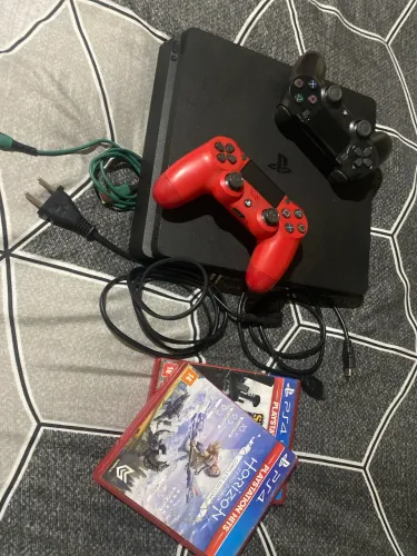 Ps4 1TB + 2 controle + 2 CD de jogo q vão junto