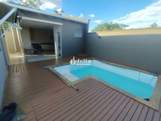 Casa em condomínio com 3 suítes disponível para locação e venda no bairro Laranjeiras em U