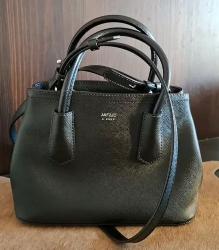 Bolsa ARREZO, em couro PU de ótima qualidade, duas opções de alça. Cabe tudo o que o seu d