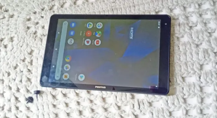 Tablet Positivo! Com 32GB de armazenamento, tela de 10 polegadas funcionando