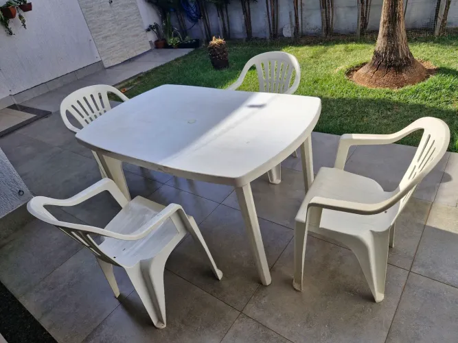 Mesa retangular e cadeiras de plástico