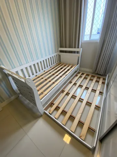 Vendo cama de solteiro com cama auxiliar na cor branca