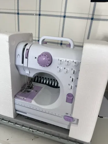 Mini máquina de costura bivolt portátil