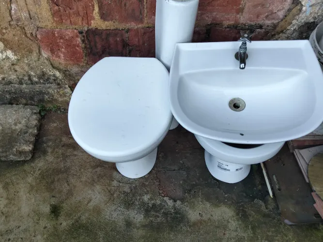 Vendo conjunto de vaso sanitário e pia completo