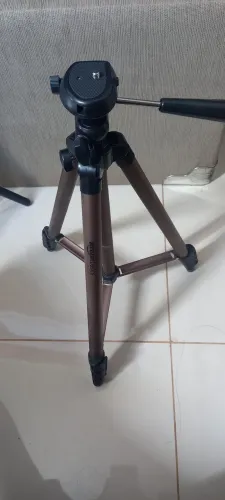Tripé para câmera ou celular leve.