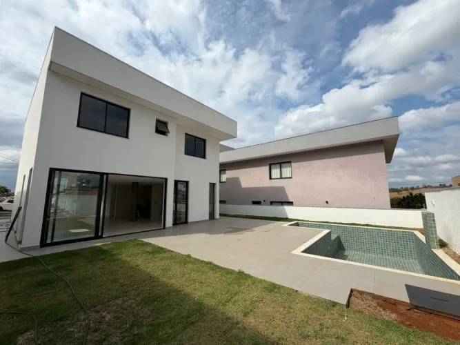 Casa de Condomínio com 4 Quartos à Venda - 233 m²