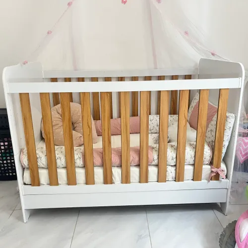 Berço que vira cama, com colchão 