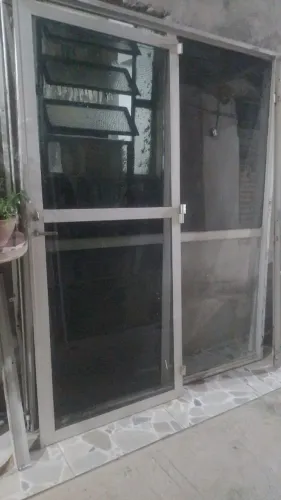 PORTA DE VIDRO USADA COM ESQUADRIA DE ALUMÍNIO