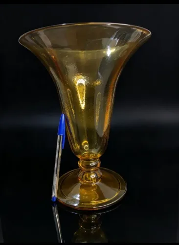 Antigo vaso na cor âmbar formato tulipa