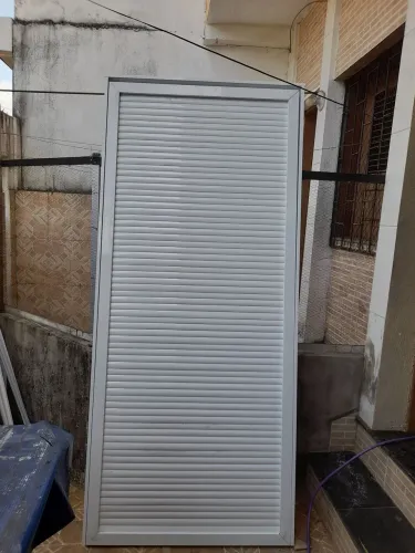 Portão de alumínio branco