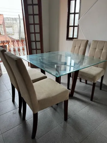 Jogo de mesa e 4 cadeiras