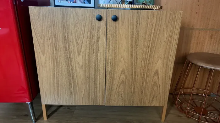 APARADOR BUFFET MODERNO 2 PORTAS NASH MDF FREIJÓ E PÉS DE MADEIRA TAUARI 84X41,5X75 CM