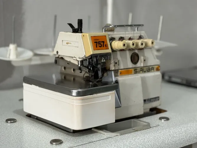 Máquina de Costura Industrial Interlock Siruba 757e