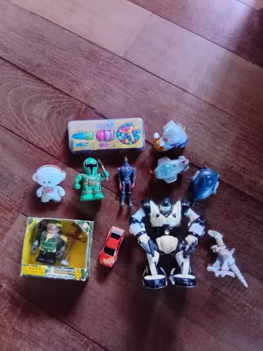 Brinquedos diversos Ben 10, robô wowwee, power rangers...