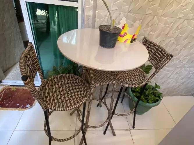 Mesa com duas banquetas 