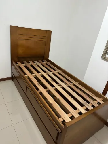 Vendo cama de solteiro de madeira com auxiliar