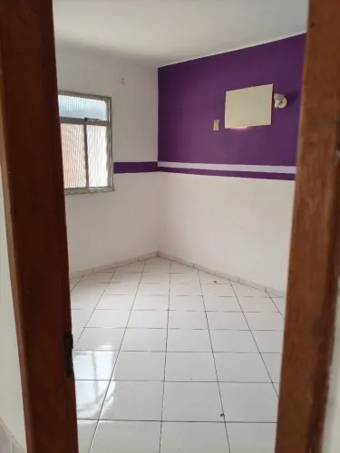 Aluga-se casa com garagem e quintal