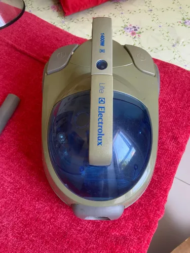 Vendo um aspirador de pó eletrolux