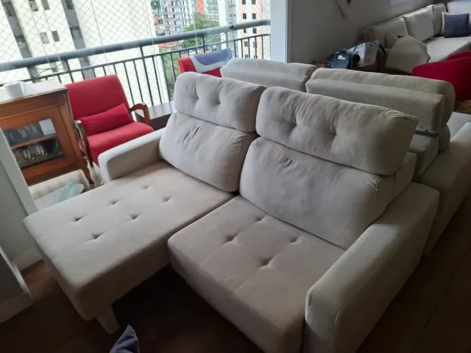 Sofá 1,95x1,10m, Chase e Encosto Movel em bom estado exceto braços desfiados por gato.