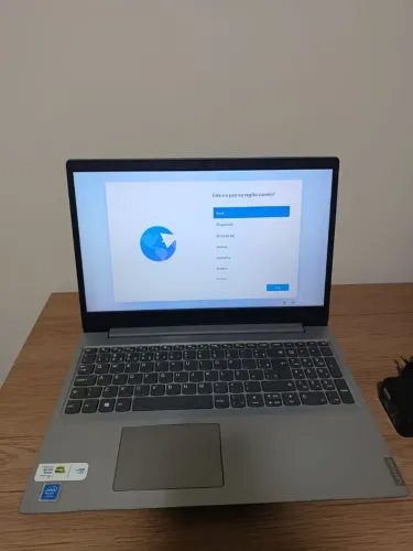 Lenovo S145 c/ carregador. Tela boa, bateria regular. Botão Power c/ defeito. 
