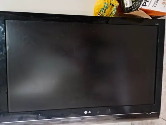 TV -LG 42" - 550,00 - R$ - FUNCIONANDO SEM CONTROLE.