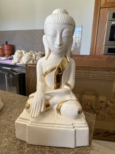Buda Oriental em Porcelana Branca com Detalhes Dourados - Escultura de Luxo 60 cm