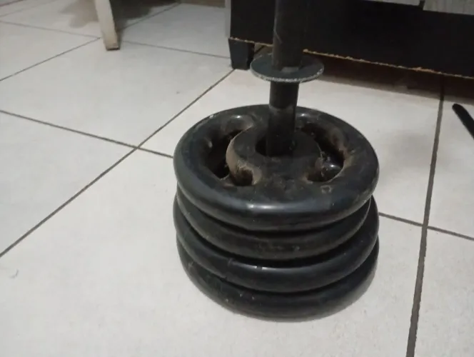 Vendo barra com 1 par de anilhas de 4kg e outro de 5kg de borrachas , tudo novo