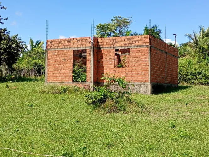 Vende-se terreno com quase quase adiantada