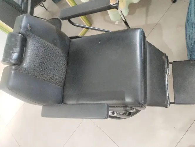Cadeira de barbeiro em ótimo estado, só com alguns detalhes ?