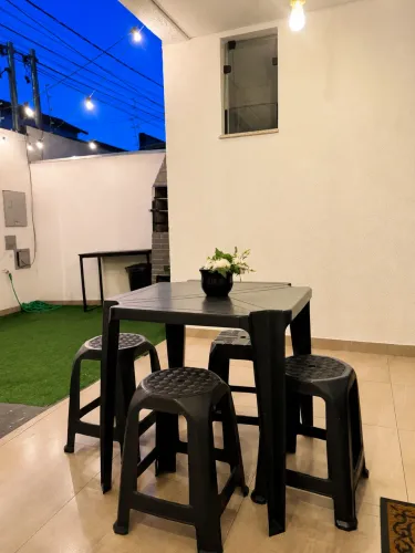 Mesa com bancos