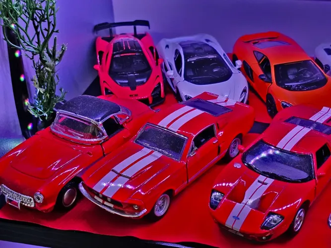 Coleção de carrinhos 1:43 sao 16 carrinhos