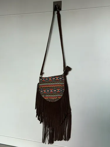 Bolsa franjas estampada crossbody