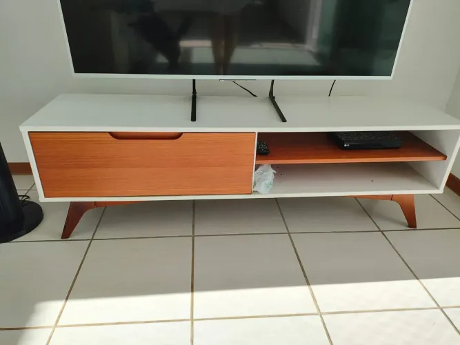 Rack de Tv com gaveta e nichos - Usada