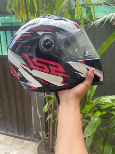 vendo capacete LS2 em bom estado tamanho 56