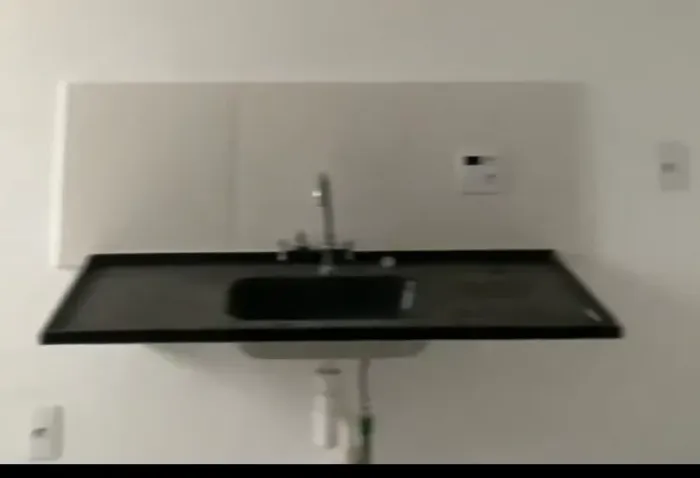 Bancada em mármore sintético preto com torneira + tanque