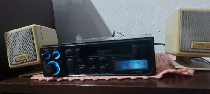 Autoradio toca fitas Hyundai.