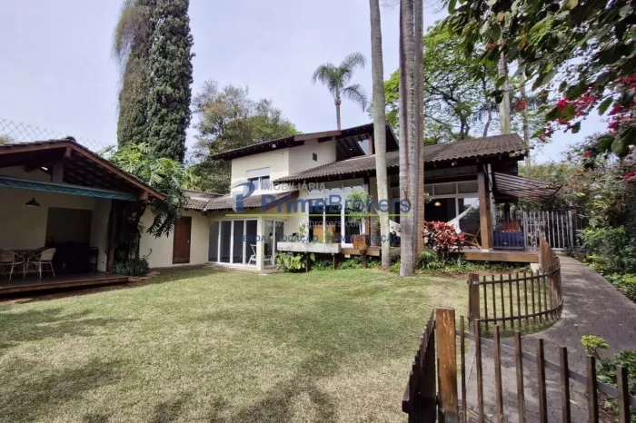 Casa com 256m2 au,543m2 at, 2 suites ,piscina , escritório e jardim.