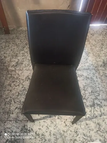 Cadeira modelo Rivatti estrutura em aço pvc preta