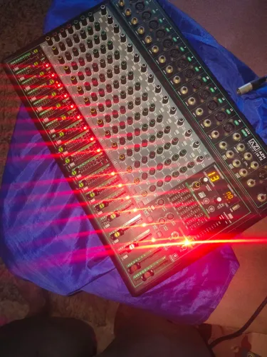 Mesa de som marca AZ ÁUDIOS