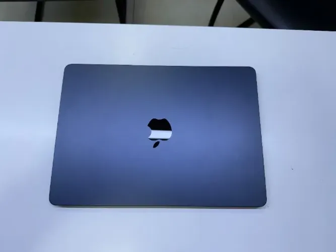 MacBook Air M2 13.6 8GB 256GB Midnight - Impecável, sem marcas de uso
