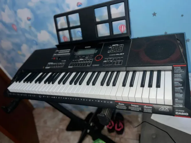 Vendo teclado Casio CT-X5000. Valor 1.500, <br>Vai junto porta-partituras. E o suporte. 